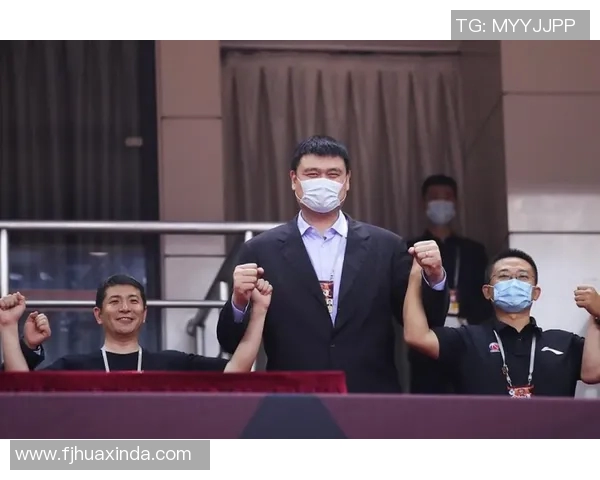 姚明亲临现场与粉丝互动分享篮球梦想温暖瞬间