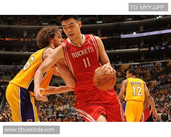 姚明身高特写展现篮球巨星的魅力与力量之美 姚明身高特写展现篮球巨星的魅力与力量之美